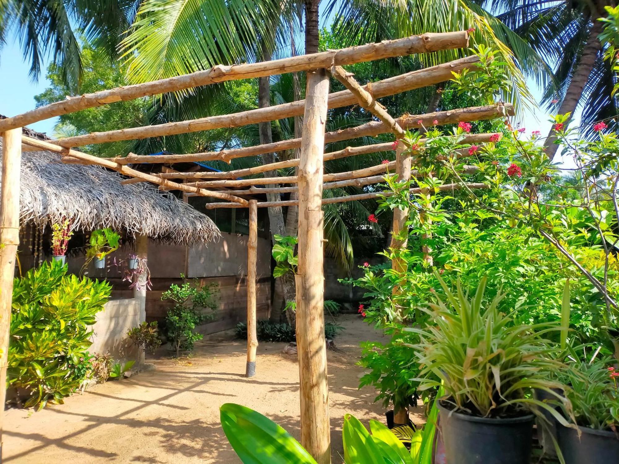 Hotel Eastwind Surf Camp Arugam Bay Exterior foto